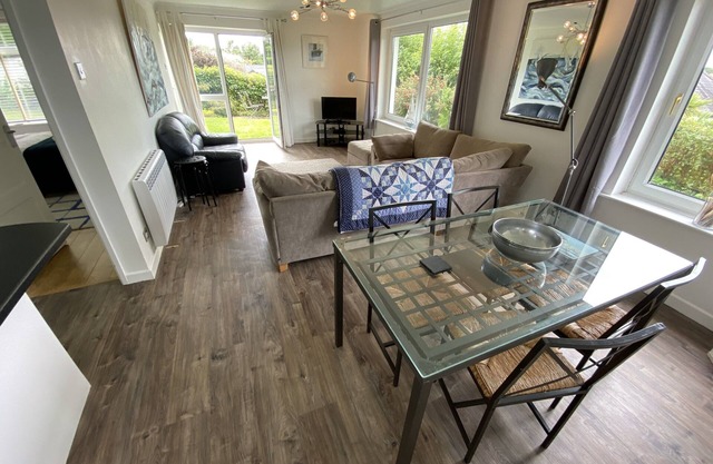 Sea views from private garden, free parking, 5 min walk to beach.