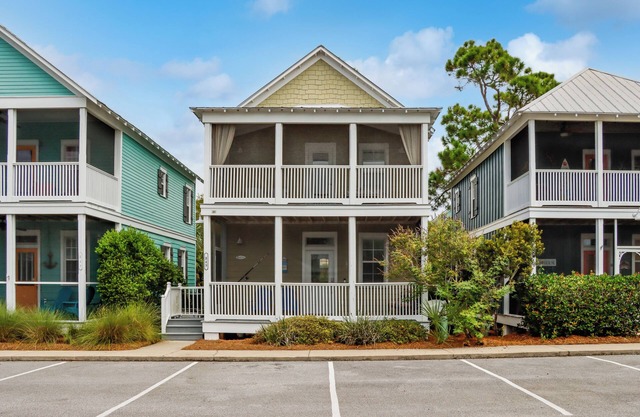 Seabbatical | Pet-Friendly Cottage | Screened Decks + Community Pools 🐾