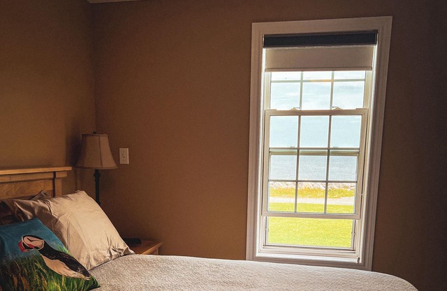 Seabreeze Oceanfront Retreat: Cozy Rooms, Local Charm & Stunning Views
