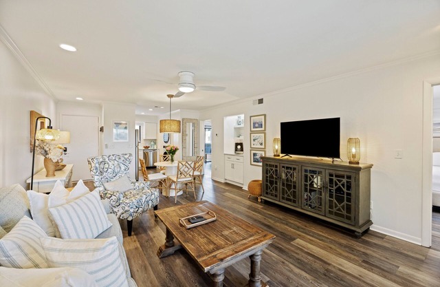 Seabrook Tennis View! Club and Pool Access! PET FRIENDLY