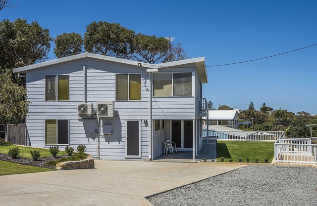 Seaclusion Cottage - Modern renovated beach house