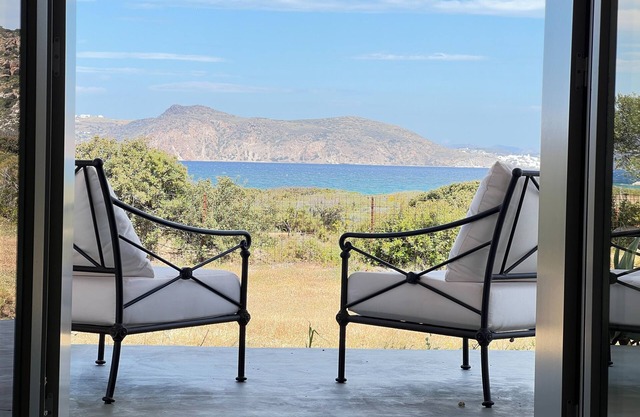 Seafront 4-Bedroom Villa | 30sec walking distance from Fatourena sandy beach |