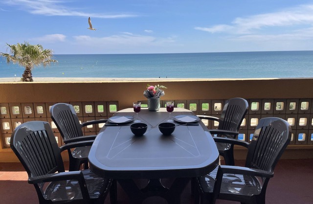 Seafront apartment in BARCARES- Air conditioning - Netflix