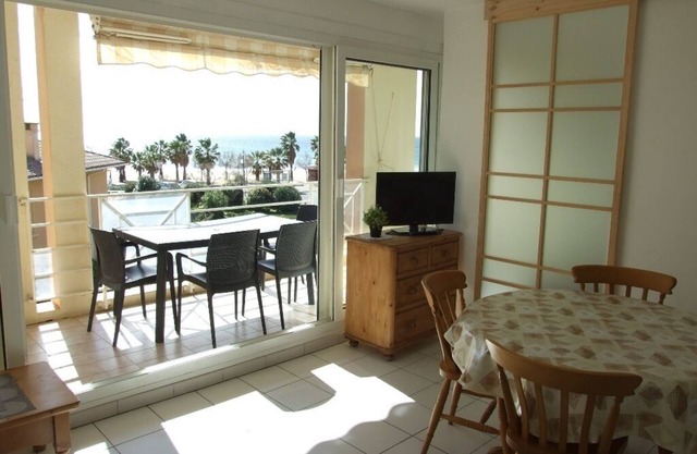 Seafront apartment with swimming pool and private parking