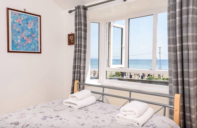 Seafront House Overlooking Looe Beach. Pet friendly and Reserved Parking Space 1 minute walk!