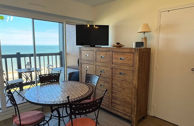 Seafront studio with balcony and stunning view, direct beach access