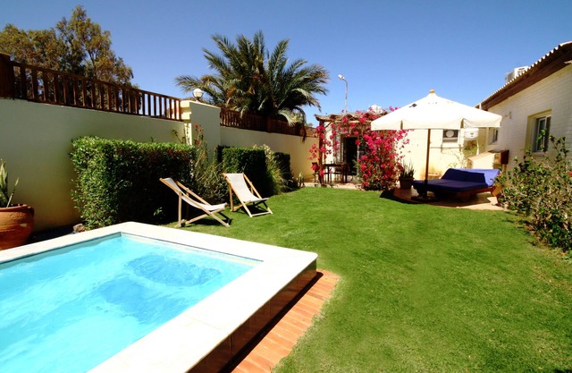 Seahorse Apartment - with spa bath, wifi & Jacuzzi pool. Beach 3 mins walk.