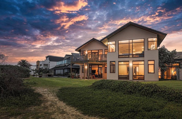 Seascape Beach House, Tennyson – Ocean Views & Luxe