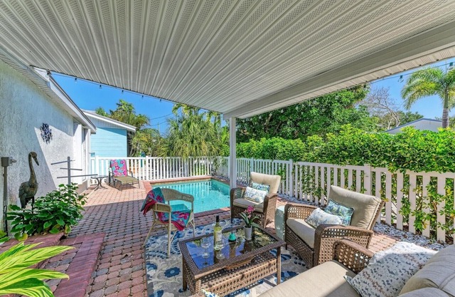 Seashell Oasis: 2.5 Blocks to Gulf! Dog Friendly, Pool by Anna Maria Life
