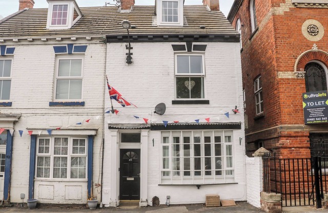 SEASHELLS, pet friendly, with a garden in Hornsea