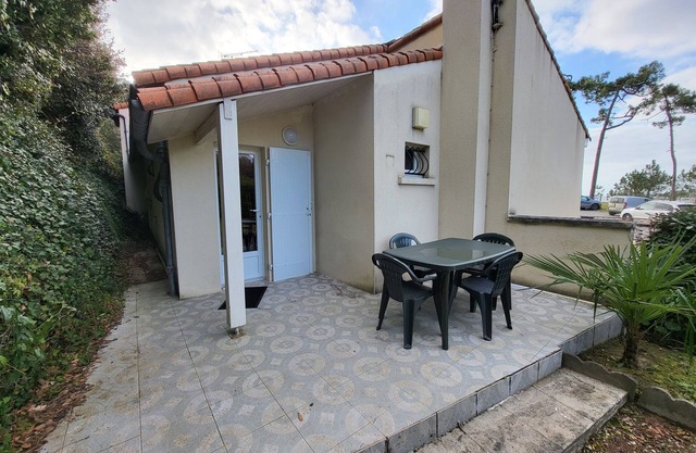 Seaside apartment with garden