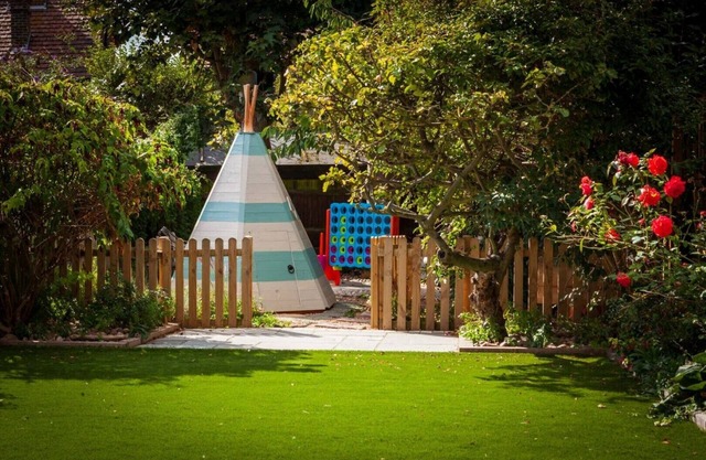 Seaside Cottage - Beach 5 mins, beach hut, parking + garden - Sea Glimpses