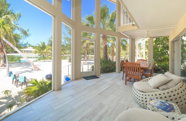 Seaside Dreams: Contemporary Oasis on Bio-Bay With Two Free Kayaks