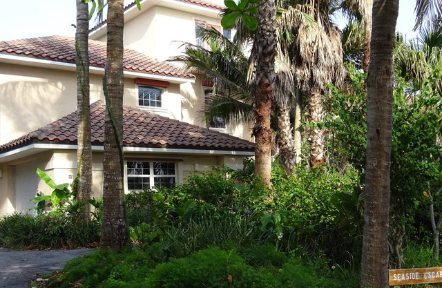 Seaside Escape North Townhouse - 2 BR / 2 Bath Beachfront Retreat W/Pool