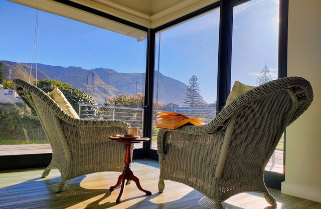 Seaside family holiday home with exquisite mountain view (disabled-friendly)