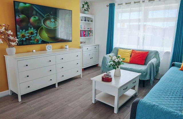 Seaside holiday home with large garden & short walk to beach