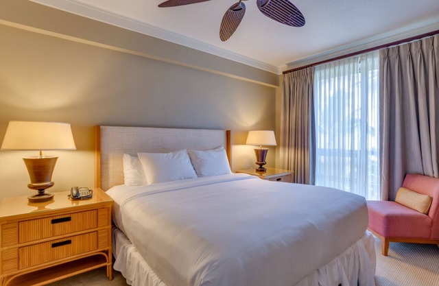 Seaside Luxury: Premier units w/Breathtaking Views and Kitchen. Onsite Pool!
