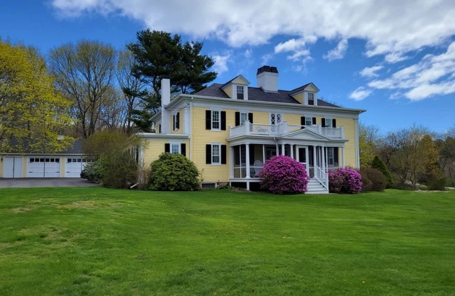 Seaside Retreat: 5-Bedroom Oceanview Cottage with Timeless Charm