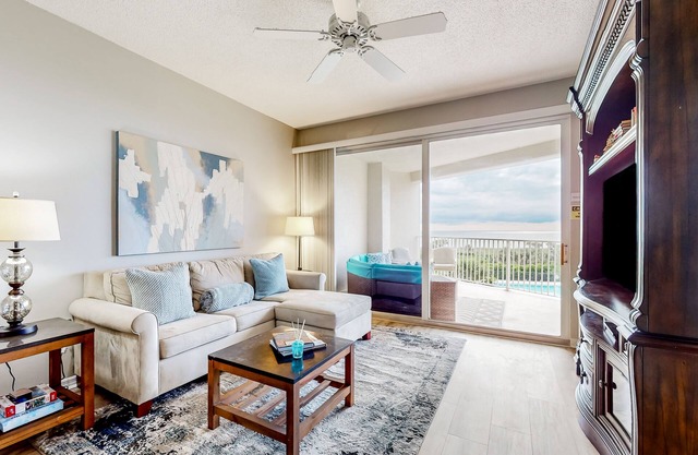 Seaside Serenity: Beachfront Haven in Palm Coast with resort amenities