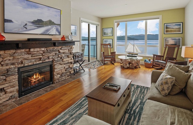 Seasons Waterfront | Pool, Marina, Hot Tub, Spa