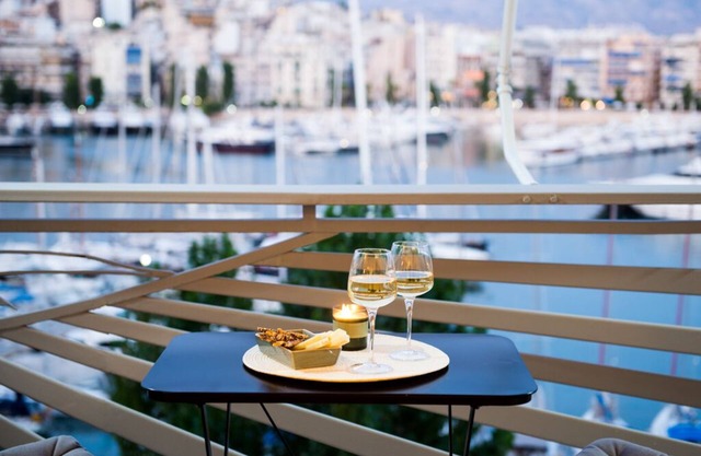 Seaview,bright ,fully renovated and elegantly decorated apartment