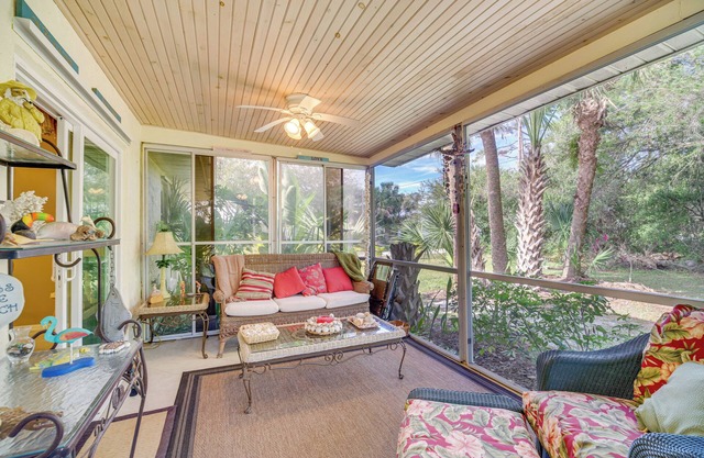 Sebastian Home w/Screened Lanai: 8 Mi to Beach!