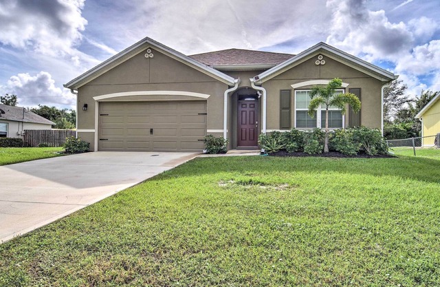 Sebastian Retreat w/ Patio < 9 Mi to Beach!