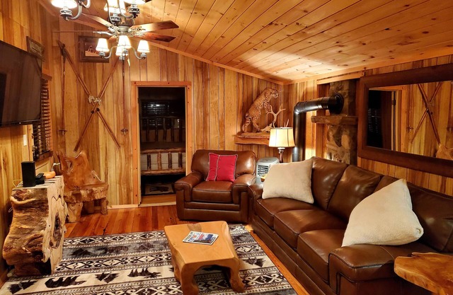 Secluded and Cozy Updated Twin Creeks Cabin