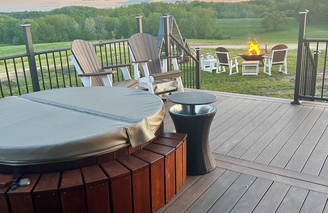 Secluded cabin on 75 acres 360 views cedar hot tub infrared sauna outdoor Shower