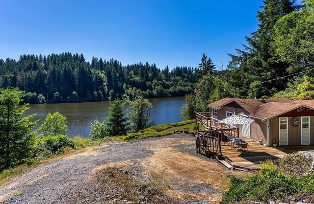Secluded cabin on Ohop Lake near Mt. Rainier. Pet Friendly!