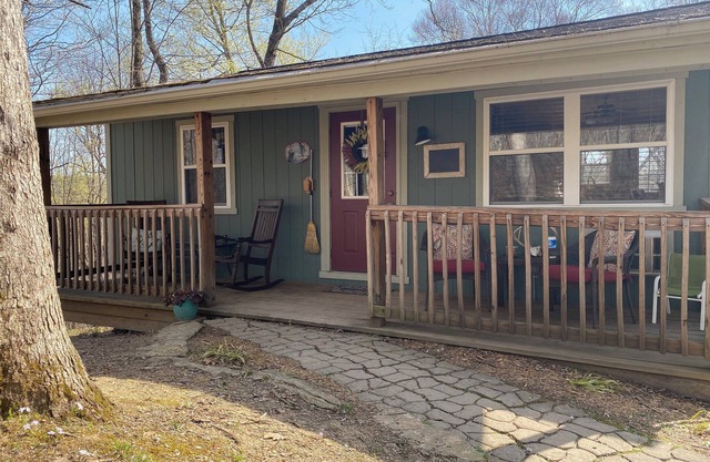 Secluded cabin situated near State Parks!