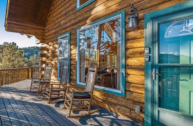 Secluded cabin with lofted layout, grill, great views, & jetted tub