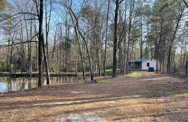 Secluded Cottage on a Pond in Aiken County-Book now for Master's