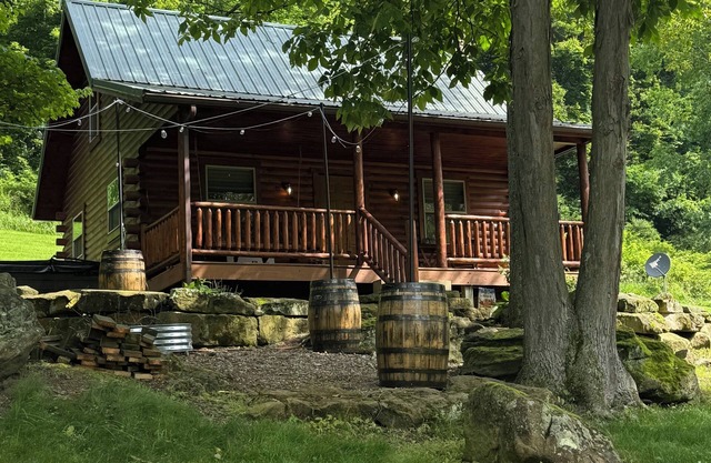 Secluded Country Cabin, Black Creek Retreat, Holmes County Ohio, HotTub, WiFi