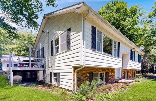 Secluded escape with three beaches, lake access, grill & fast WiFi - dogs OK