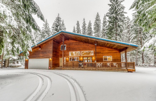 Secluded family friendly home w/patio & grill surrounded by pines