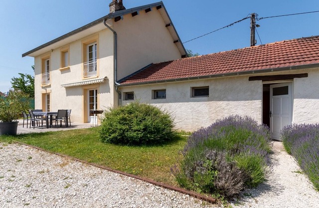 Secluded Fisherman's Cottage with large capacity near the Saône