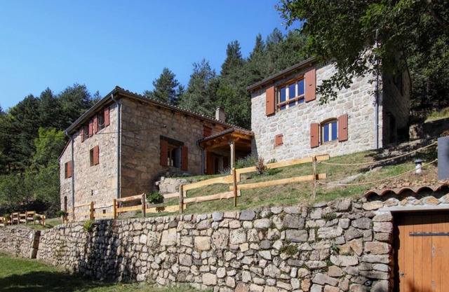 Secluded vacation estate in the heart of the Ardèche, total peace and quiet and absolute nature.