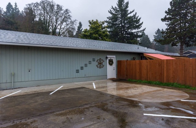 Secluded Gem 3bd/2Bth w/Hot Tub, AC, & Self Check In