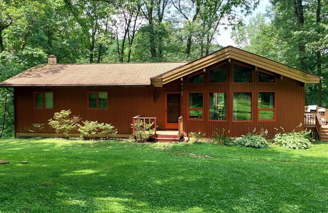 Secluded Getaway - Entire House; free parking; fully furnished kitchen