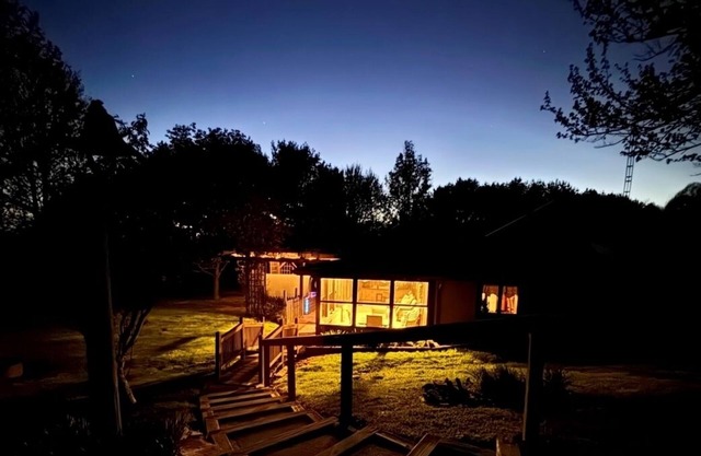 Secluded house built into the earth. Wildlife, pet friendly, fishing, hot tub, Wi-Fi!