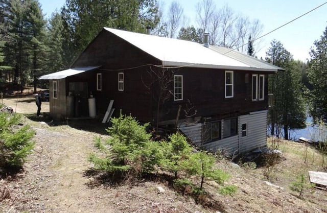 Secluded lake-front cabin for relaxing time