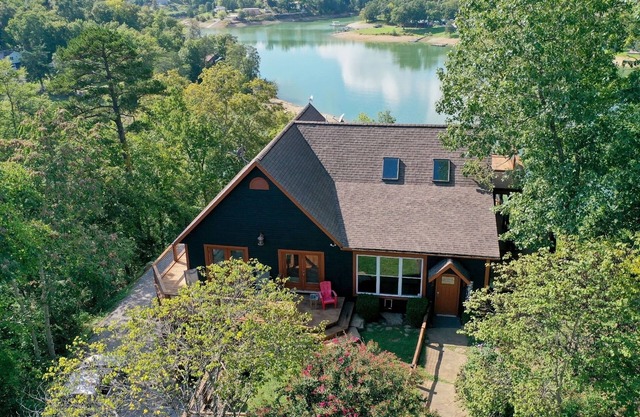 Secluded Lakefront Estate: Private Dock, Huge deck w/views, Kayaks, Hot Tub