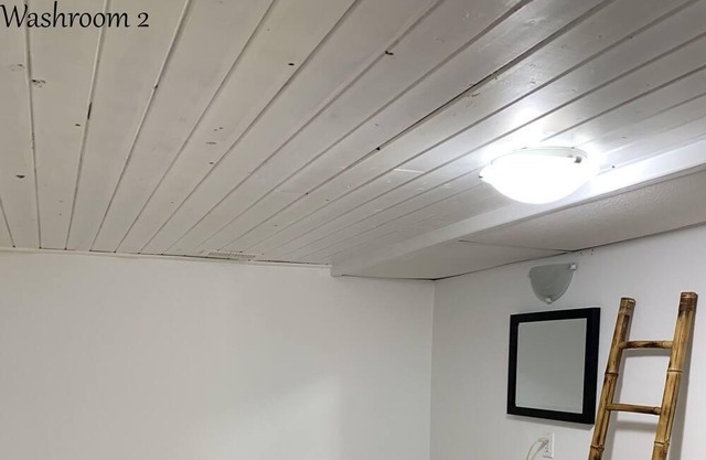 Secluded Lakefront Getaway with private cove - 4 season cottage