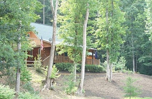 Secluded Log Home on 10 acres w creek, garden, trails, fire pit, FP, Sleeps 10