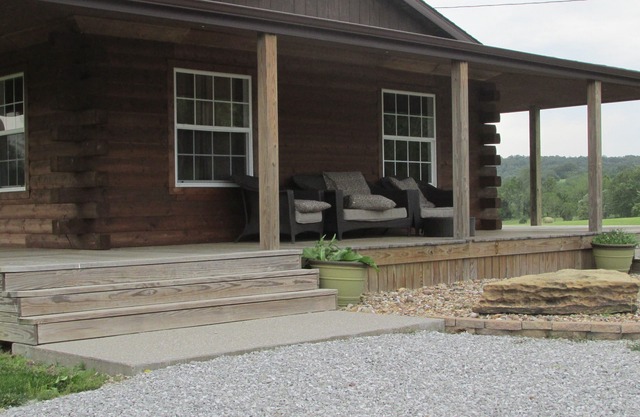 Secluded, Log Rental Cabin, Private Hot Tub,on Southern Illinois Wine Trail