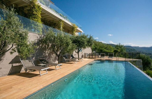 Secluded luxury retreat 10 mins to St Paul de Vence, breathtaking sea views
