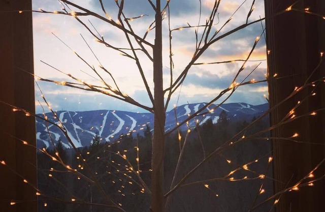 Secluded Luxury Ski House with Hot Tub, Jacuzzi, garage, 5 mins to Sunday River