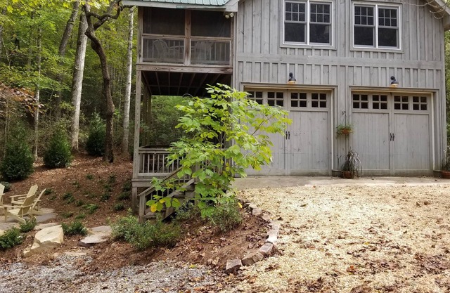 Secluded Mountain Cabin on 3 acre Seed Lake Property - Sleeps 6 comfortably