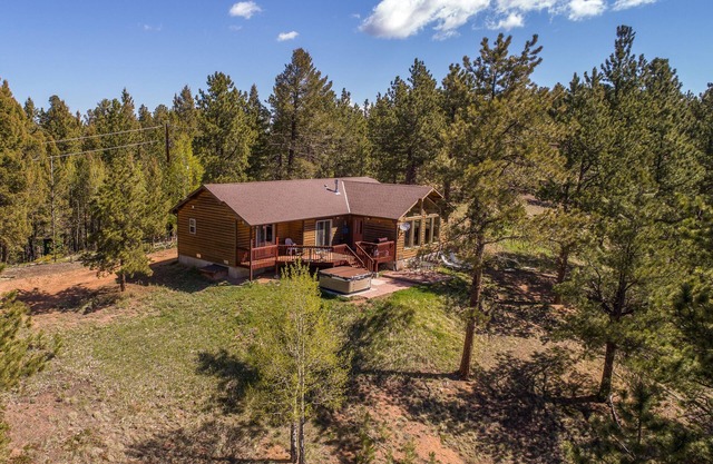 Secluded Mtn cabin on 35 acres! Pikes peak view, Hottub,close to attractions!